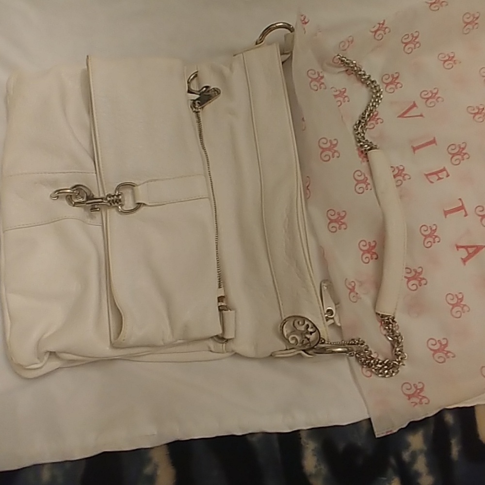 White leather bag w/ zippers w/shoulder straps